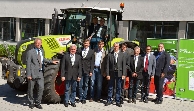 Unser Foto zeigt das Sponsoring eines modernen Traktors durch die Firma Claas (Foto: HSWT)