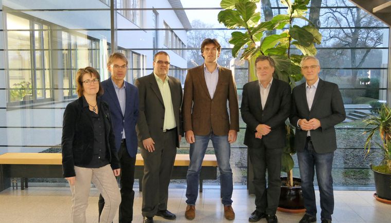 Unser Foto zeigt die Das Leitungsgremium des BIT: seit 2018 mit Prof. Dr. Bernhard Bauer als wissenschaflichem Leiter (3. v. r.) und Dr. Nicolas Alt als geschäftsführendem Leiter (3. v. l.) (Foto: HSWT)