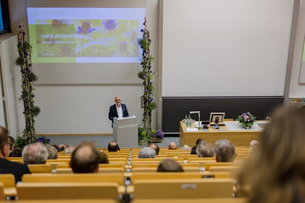 Unser Foto zeigt den Präsidenten der HSWT, Eric Veuilliet, während seiner Rede beim Dies academicus 2023 an der Hochschule in Triesdorf.