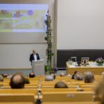 Unser Foto zeigt den Präsidenten der HSWT, Eric Veuilliet, während seiner Rede beim Dies academicus 2023 an der Hochschule in Triesdorf.