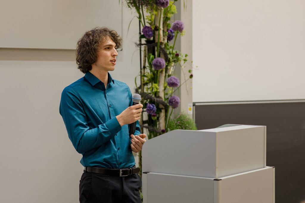 Unser Foto zeigt den BIT-Mitarbeitenden, Matthias Wörlein, während seiner Dankesrede beim Dies academicus 2023 an der Hochschule in Triesdorf.