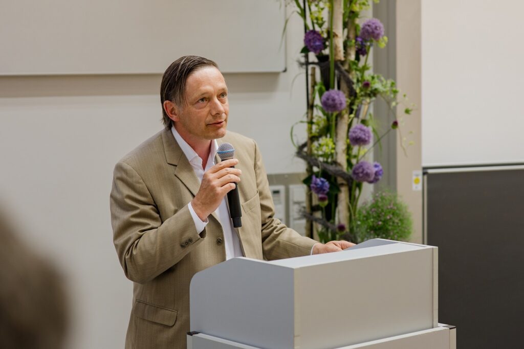 Unser Foto zeigt den forschenden Professor Patrick Noack, bei seiner Dankesrede beim Dies academicus 2023 an der Hochschule in Triesdorf.