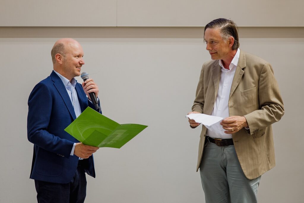 Unser Foto zeigt den forschenden Professor Patrick Noack, bei der Überreichung seiner Auszeichnung durch den Vizepräsidenten für Forschung und Wissenstransfer, Prof. Moning, beim Dies academicus 2023 an der Hochschule in Triesdorf.