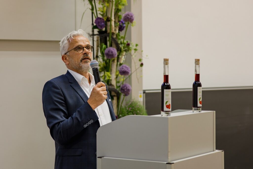 Unser Foto zeigt den Präsidenten der HSWT, Eric Veuilliet, während seiner Rede und der Überreichung der Präsente beim Dies academicus 2023 an der Hochschule in Triesdorf.