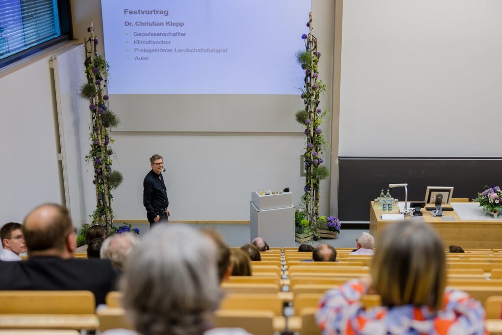 Unser Foto zeigt den externen Gastredner, Christian Klepp, während seines Vortrags beim Dies academicus 2023 an der Hochschule in Triesdorf.