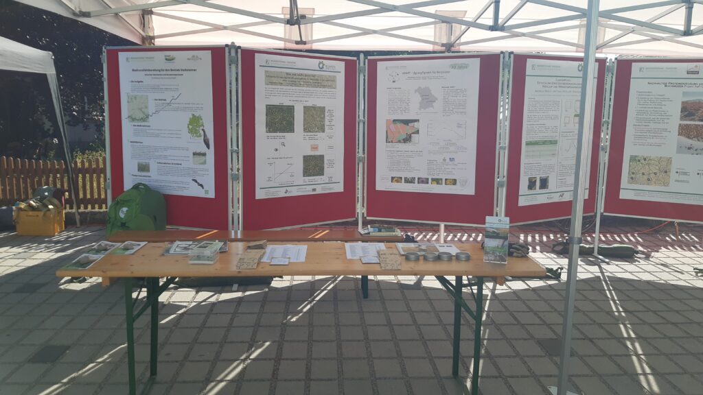 Unser Foto zeigt den Stand des Biomasse-Instituts am Johannitag 2025. Hier zu den Projekten "APART" und "KIMono".