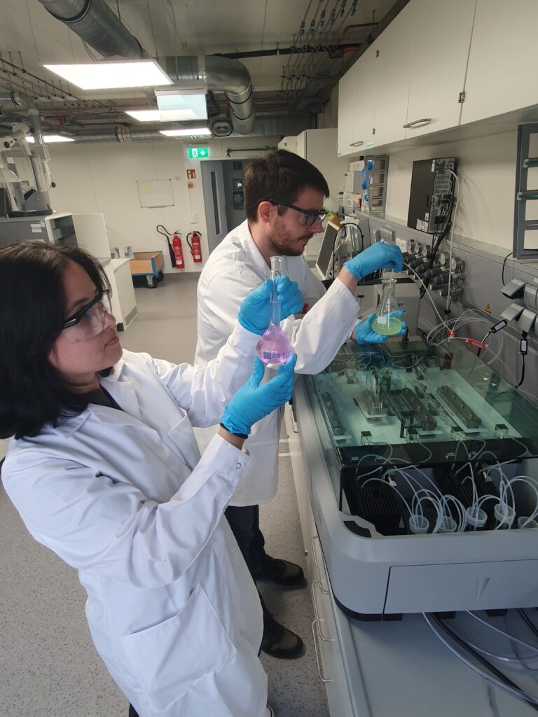 Unser Foto zeigt Christoph Fritze, wissenschaftlicher Mitarbeiter am BIT, zusammen mit der Laborassistentin Évelyn Costa Kirsch im neuen Labormodulbau © Christoph Fritze