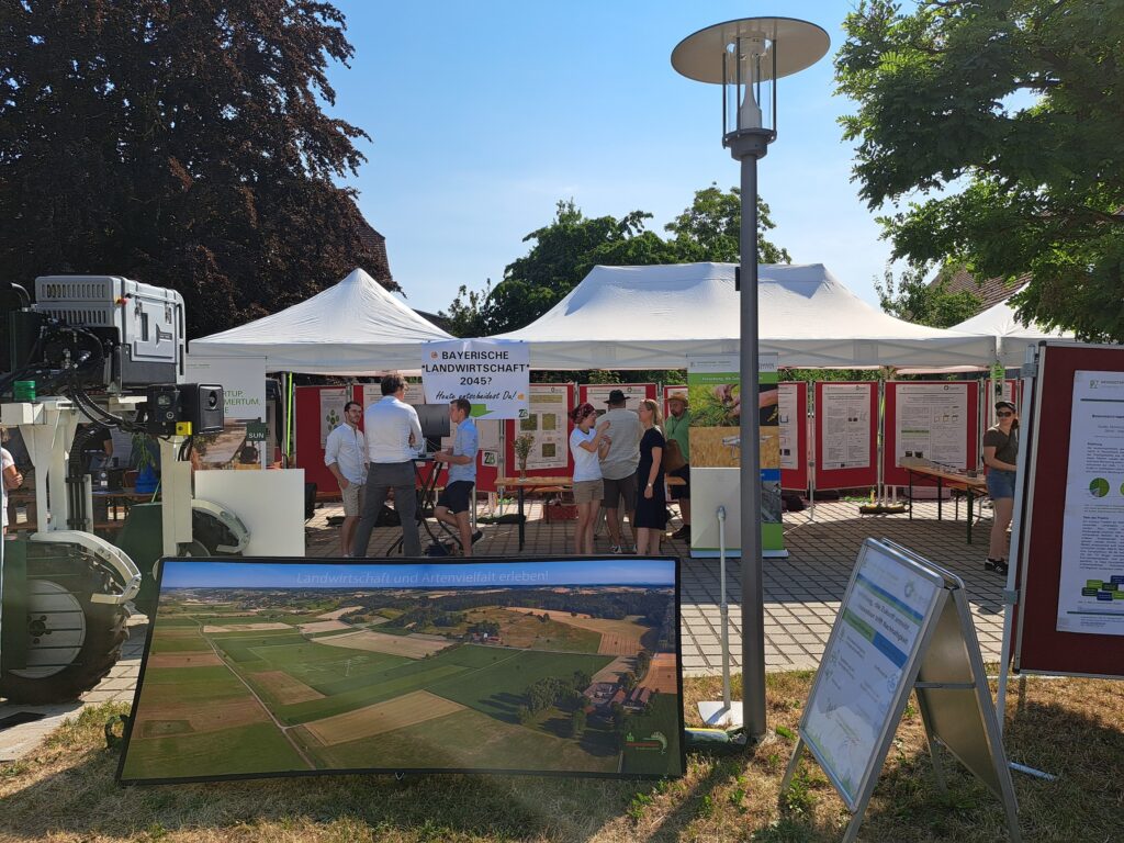 Unser Foto zeigt den Stand des Biomasse-Instituts am Johannitag 2026.