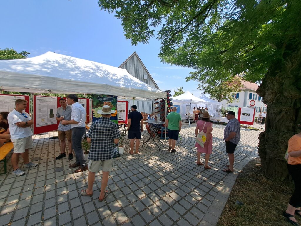 Unser Foto zeigt den Stand des Biomasse-Instituts am Johannitag 2026.