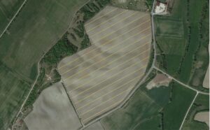 Auf einer Luftaufnahme sind geplante Fahrspuren auf dem ausgwählten Feld eingezeichnet.