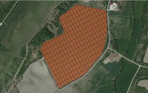 Auf dem ausgewählten Feld in einer Luftaufnahme ist die berechnete Applikationskarte in braun mit Kästchen gleicher Größe eingzeichnet.