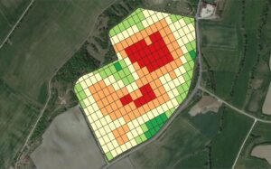 Auf dem ausgewählten Feld in einer Luftaufnahme ist die Applikationskarte klassifiziert nach NDVI eingezeichnet. Die Darstellung erfolgt in Falschfarben von grün über gelb bis rot.