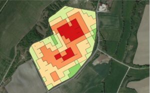 Auf dem ausgewählten Feld in einer Luftaufnahme ist die fertige Applikationskarte eingezeichnet. Die Darstellung erfolgt in Falschfarben von grün über gelb bis rot.
