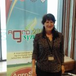 Dr. Bettina Fähnrich vor dem Aufsteller Agro Sym 2019