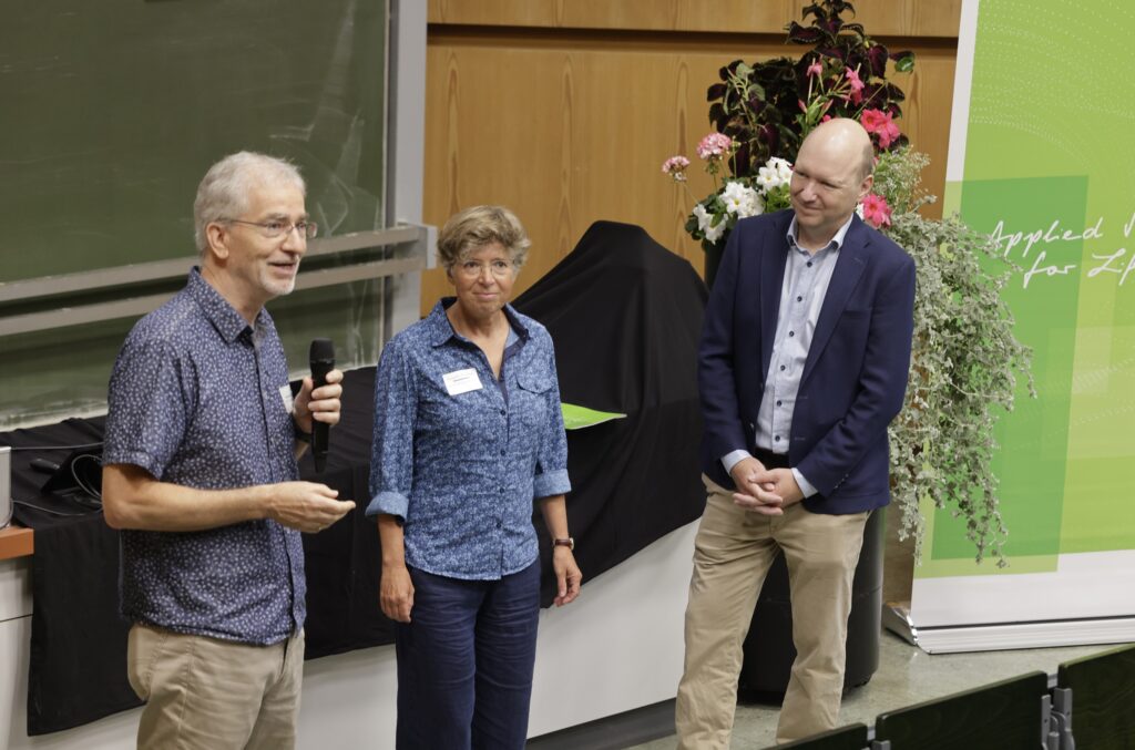 Unser Foto zeigt Der Lenkungsrat des AMH hob die Bedeutung der institutionenübergreifenden Zusammenarbeit hervor. V. l.: Prof. Dr. Senthold Asseng, wissenschaftlicher Direktor des Hans Eisenmann-Forums, TUM; Dr. Annette Freibauer, Vizepräsidentin Wissen, LfL; Prof. Dr. Christoph Moning, Vizepräsident für Forschung und Wissenstransfer, HSWT. © Birgit Gleixner