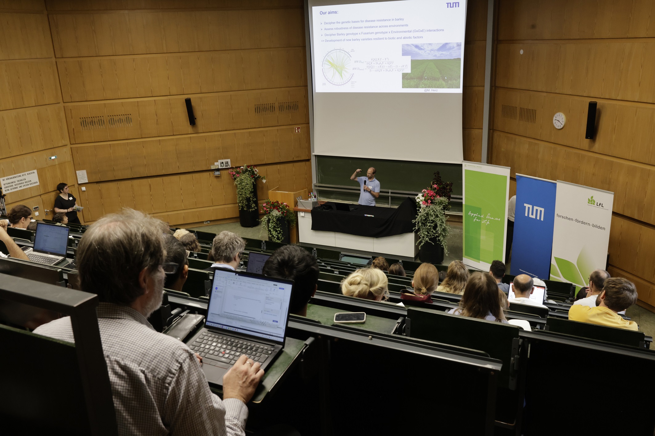 Unser Foto zeigt Forschende präsentierten aktuelle Ergebnisse der acht geförderten AMH Projekte und machten die Dynamik der Kooperationen sichtbar – ein starkes Signal für die vernetzte Agrarforschung am Campus Weihenstephan. © Birgit Gleixner