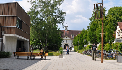 Campus-Triesdorf, eine Mischung aus älteren und jüngeren Gebäuden mit viel Grün dazwischen