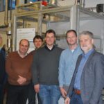 Unser Foto zeigt: Zusammenarbeit für erneuerbare Energien: Projektteam BioRED vor dem Biogas-Reformer der TU Bergakademie Freiberg (von links nach rechts) • Jörg Kapischke (Professor, Hochschule Ansbach) • Alfons Himmelstoß (AEV Energy, Geschäftsführender Gesellschafter AEV) • Erik Ferchau (Wissenschaftlicher Mitarbeiter, Gas- und Wärmetechnische Anlagen, TU Bergakademie Freiberg) • Johannes Fichtner (Wissenschaftlicher Mitarbeiter, Hochschule Ansbach) • Jan Ninow (Wissenschaftlicher Mitarbeiter, Hochschule Ansbach) • Hartmut Krause (Professor, Gas- und Wärmetechnische Anlagen, TU Bergakademie Freiberg)