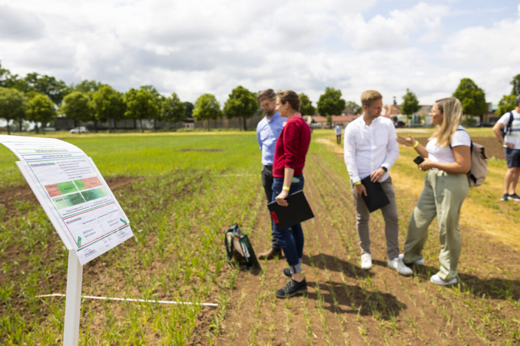 Unser Foto zeigt Besucher:innen der DIGIDAYS während einer Demonstration auf dem Feld.