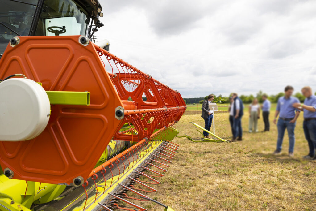 Unser Foto zeigt Besucher:innen der DIGIDAYS während einer Demonstration auf dem Feld.