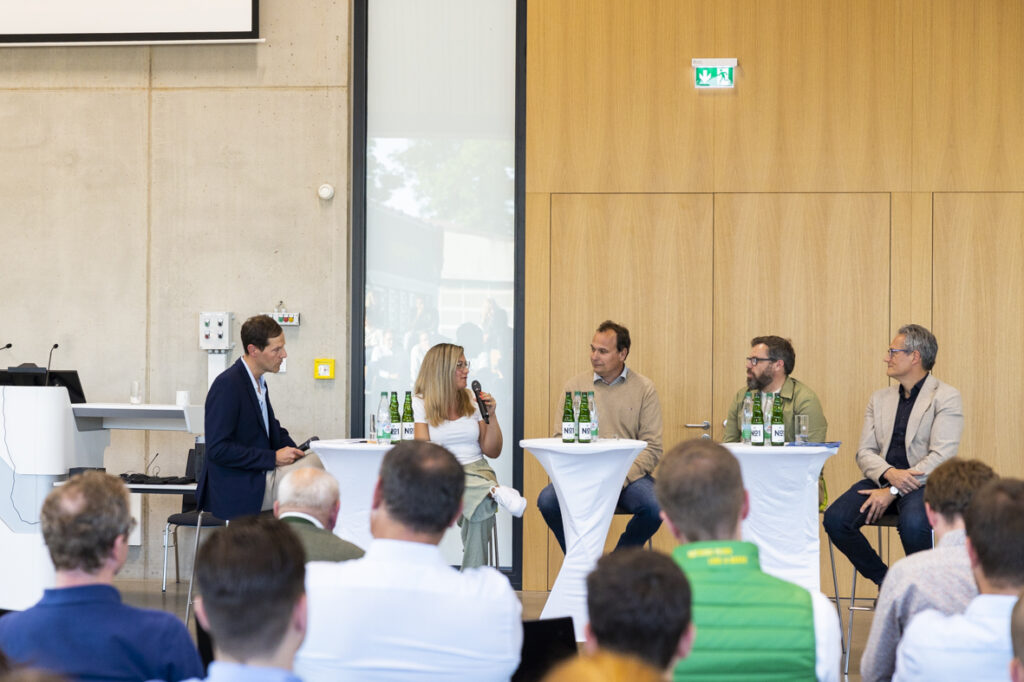 Unser Foto zeigt von links Matthias Lech, Anna Kicherer, Frank Brunn, Matthias Nachtmann und Markwart von Pentz während einer Vortags-Nachdiskussion.