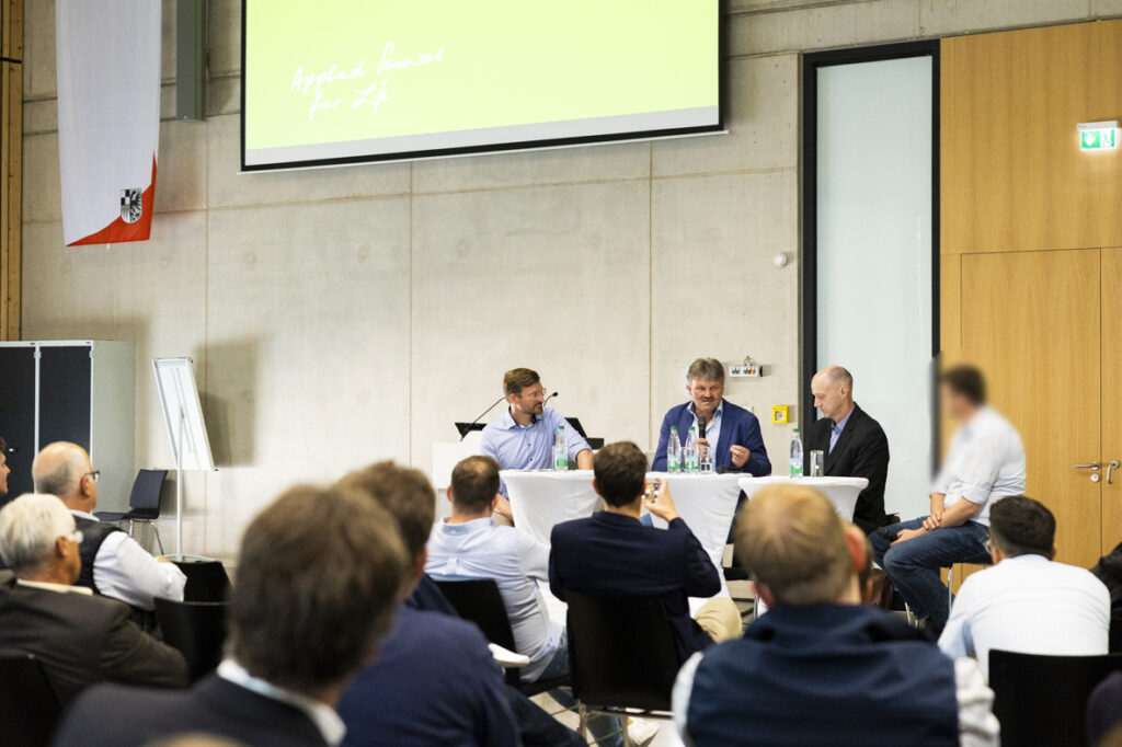 Unser Foto zeigt Prof. Peter Breunig, Norbert Bleisteiner, Gerd Schonder und Josef Stangl während einer Diskussion.