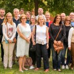 Gruppenbild der Dozenten mit einigen BIT-Mitarbeitern, insgesamt 19 Menschen
