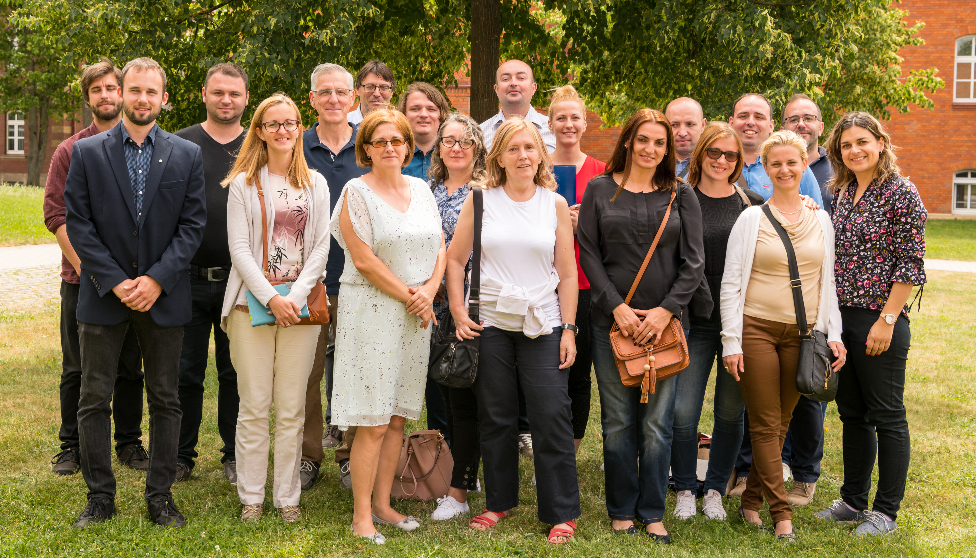 Gruppenbild der Dozenten mit einigen BIT-Mitarbeitern, insgesamt 19 Menschen