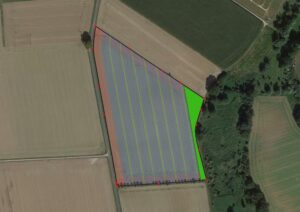 Auf dem Bild ist beispielhaft die Anzeige von digitalen Feldgrenzen auf einer Luftaufnahme dargestellt. Ebenso wird die Fahrplanung und ein Blühstreifen (grün) dargestellt.