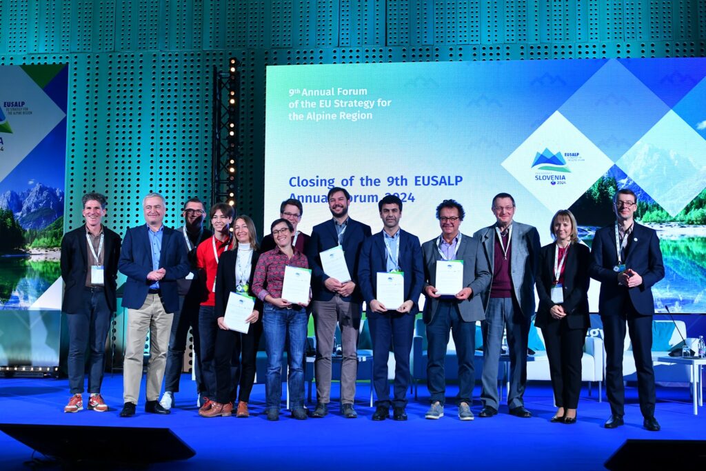 Unser Foto zeigt Prof. Dr. Frank Kolb (3. v. r.) bei der Preisverleihung der GI Business Awards © planval