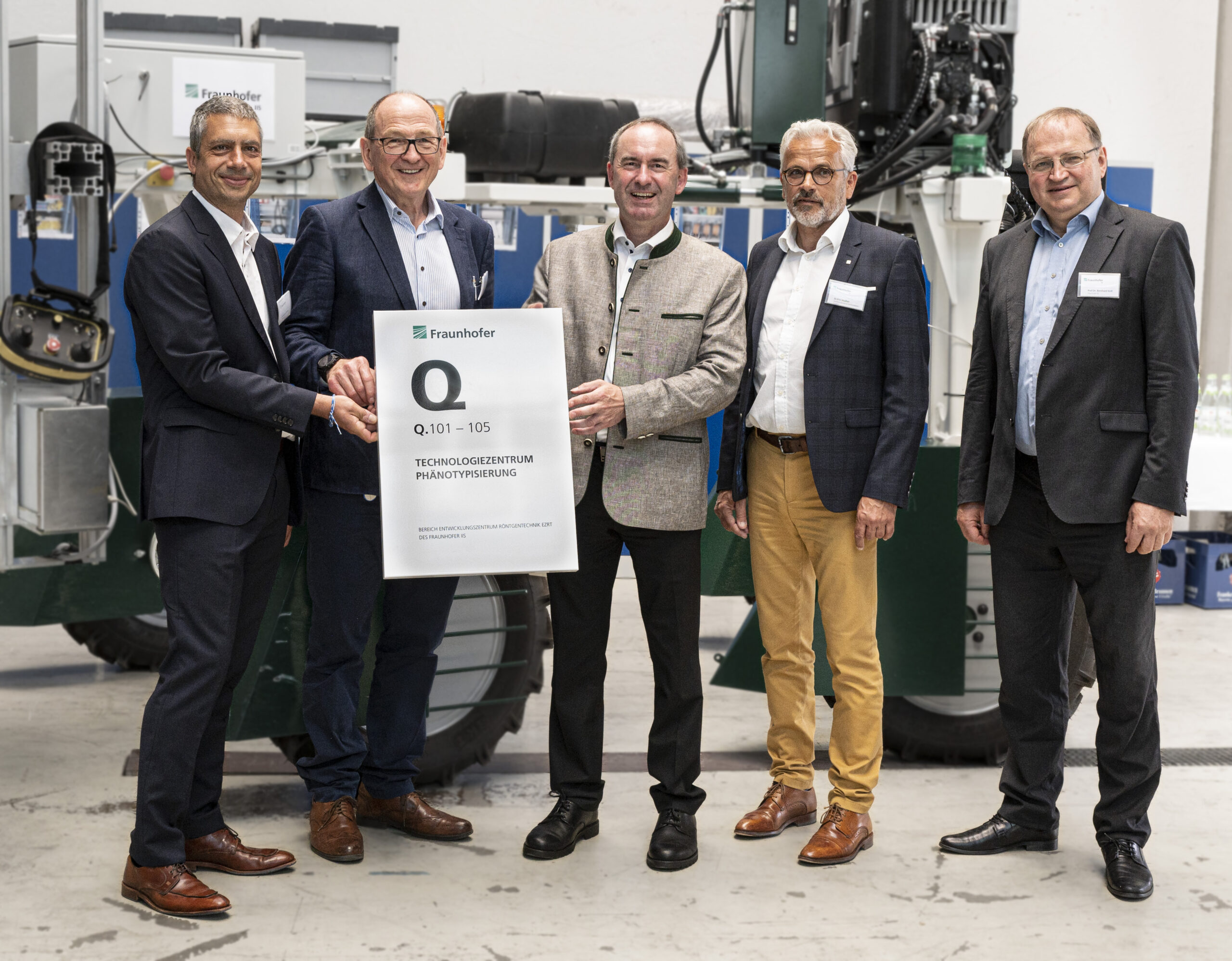 Unser Foto zeigt V. l.: Bereichsleiter Dr. Norman Uhlmann, Institutsleiter Prof. Dr. Albert Heuberger, Bayerns Wirtschaftsminister Hubert Aiwanger, Präsident der HSWT Dr. Eric Veulliet und Institutsleiter Prof. Dr. Bernhard Grill gaben den Startschuss für das Projekt Biogene Wertschöpfung und Smart Farming in Merkendorf. © Fraunhofer IIS/Paul Pulkert