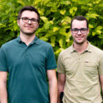 Unser Foto zeigt Mitgründer Emanuel Jacobowsky (l) vom BIT-Projekt "AutoDGB" und Gründer Michael Liepold (r) von FeldSchau.