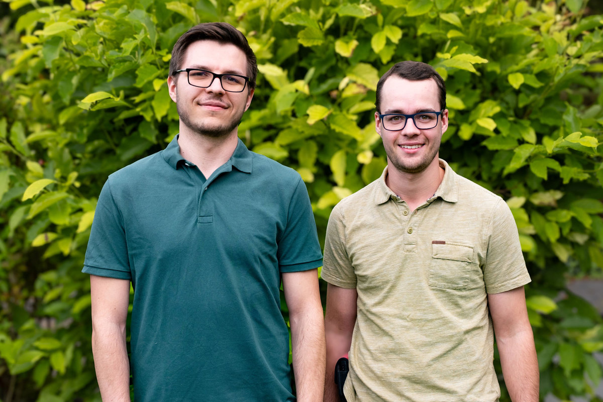 Unser Foto zeigt Mitgründer Emanuel Jacobowsky (l) vom BIT-Projekt "AutoDGB" und Gründer Michael Liepold (r) von FeldSchau.