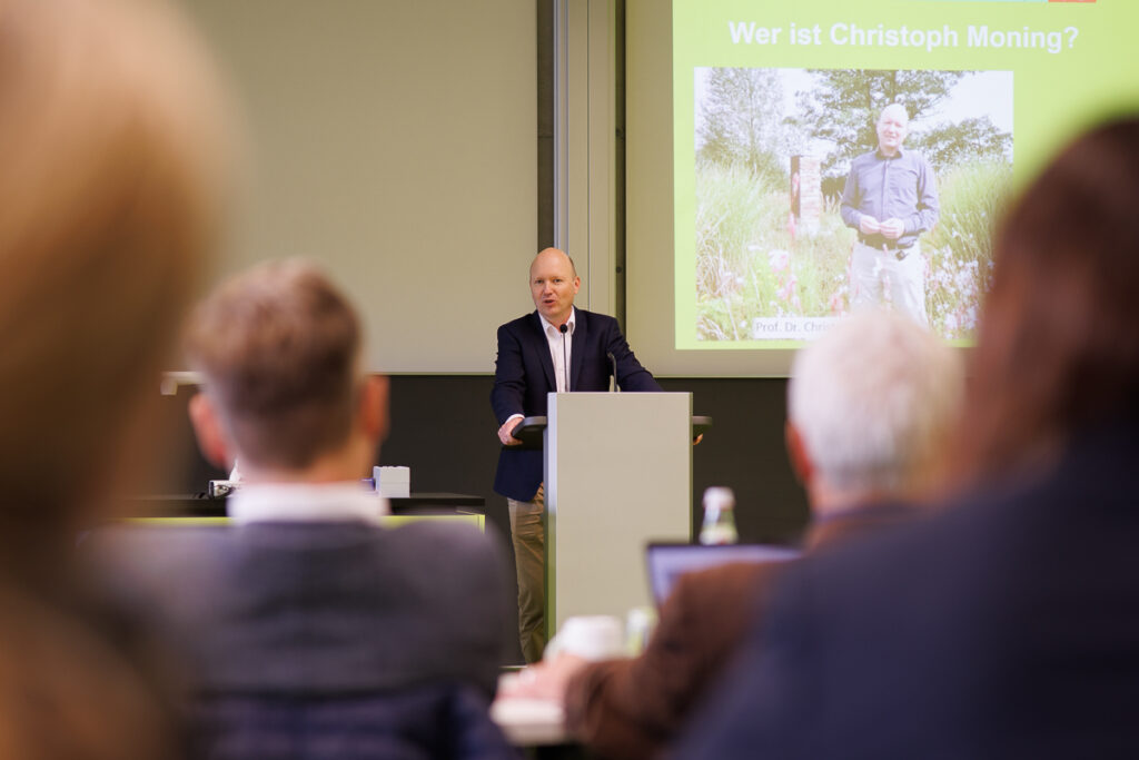 Unser Foto zeigt: Vor der hochschulweiten Öffentlichkeit präsentierte Prof. Dr. Christoph Moning seine Ziele und Ideen für den Forschungsbereich der HSWT (Foto: HSWT)
