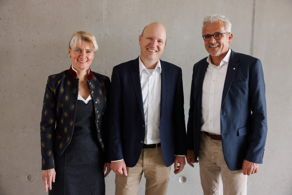 Unser Foto zeigt Prof. Dr. Sabine Grüner-Lempart (l.), stellv. Vorsitzende des Hochschulrats, und HSWT-Präsident Dr. Eric Veulliet (r.) gratulierten Prof. Dr. Christoph Moning (Mitte) zur gewonnen Wahl (Foto: HSWT)