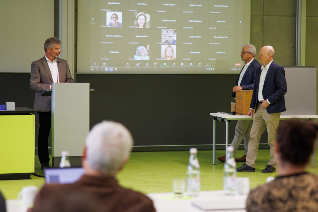 Unser Foto zeigt Prof. Dr. Markus Reinke (l.) bedankte sich für die vertrauensvolle Zusammenarbeit innerhalb der Hochschulleitung und seinem Zentrum für Forschung und Wissenstransfer (ZFW) (Foto: HSWT)