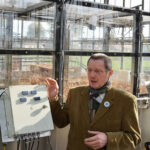 Unser Foto zeigt Prof. Dr. Frank Kolb erläutert Komponenten der "Pocket Parks" im Gewächshaus © HSWT