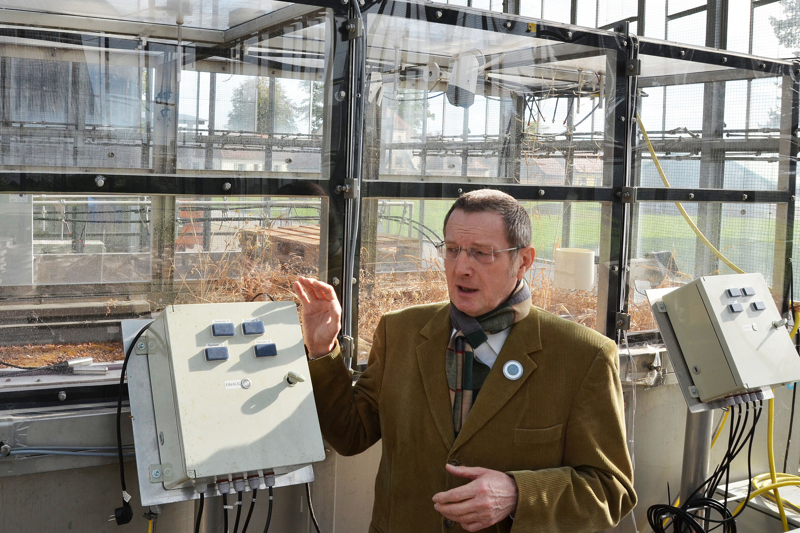 Unser Foto zeigt Prof. Dr. Frank Kolb erläutert Komponenten der "Pocket Parks" im Gewächshaus © HSWT