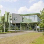 Unser Foto zeigt den neuen Innovationscampus. Dieser beherbergt unter anderem Büroräume, einen Co-Working-Space und Werkstätten. (Foto: HSWT)