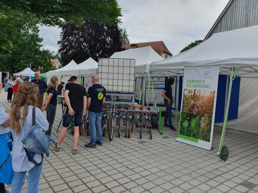 Unser Foto zeigt Interessierte am Stand des BIT bei dem Injektionsdüngungsgerät welches im Rahmen des Projekts "LiqInject" entwickelt wird.