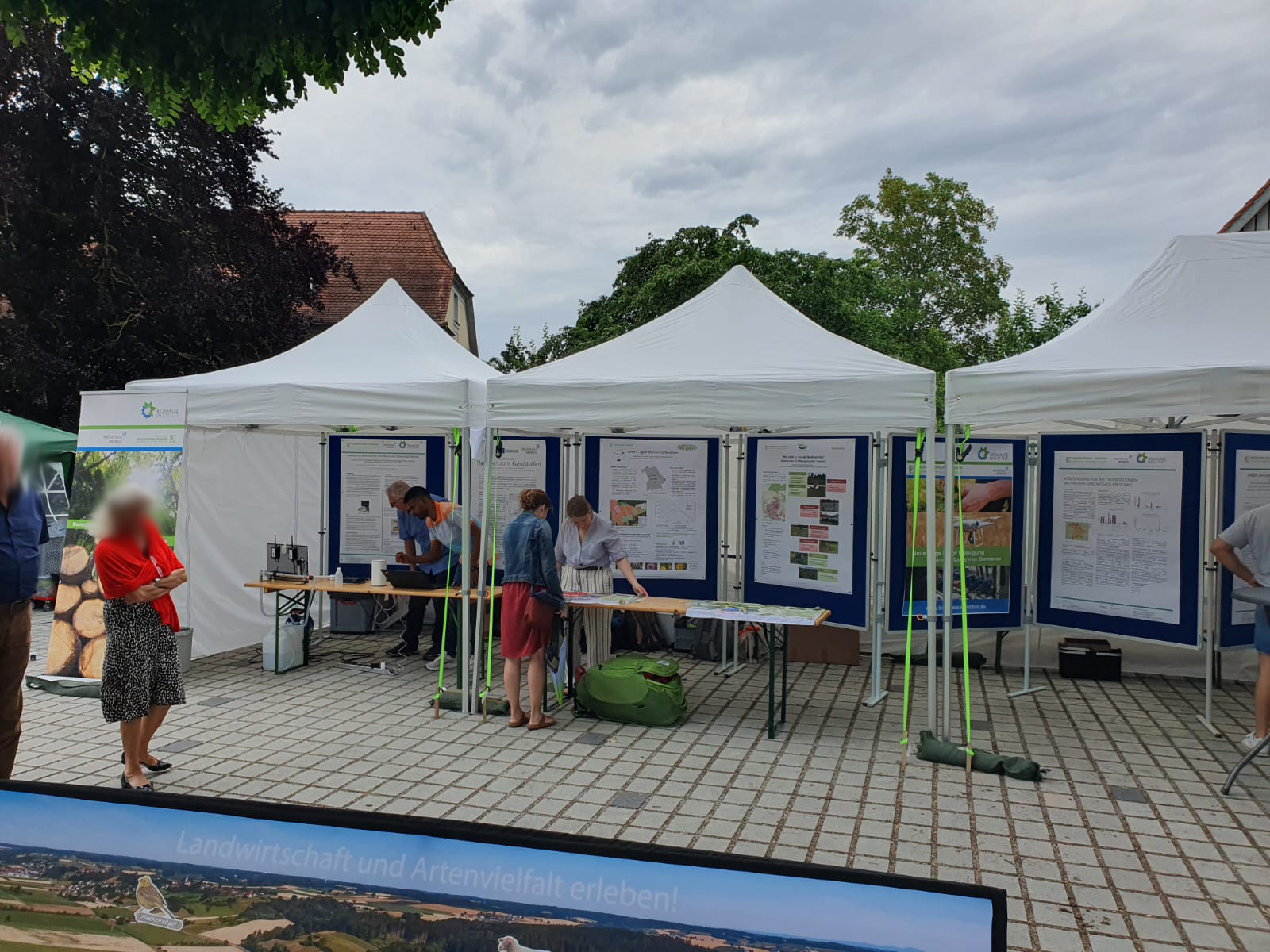 Unser Foto zeigt Interessierte zum Thema Biodiversität und Biodiversitätsmaßnahmen beim Projekt "APART".