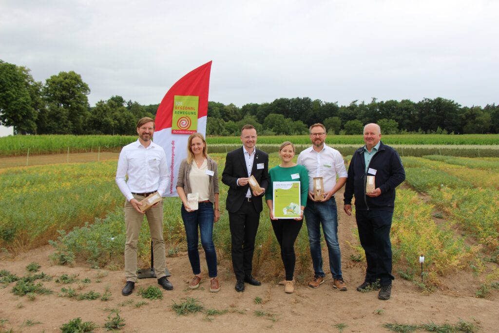 Unser Foto zeigt v. l. n. r.: Prof. Dr. Peter Breunig (HSWT, Projektleiter am Biomasse-Institut), Prof. Dr. Franziska Wespel (HSWT, Projektleiterin am Biomasse-Institut), Bezirkstagspräsident Peter Daniel Forster, Nicole Nefzger (Regionalbewegung Mittelfranken), Ulrich Lohmüller (LLA Triesdorf), Waldemar Hein (Kichererbsen Landwirt) © Julia Kamann