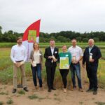 Unser Foto zeigt v. l. n. r.: Prof. Dr. Peter Breunig (HSWT, Projektleiter am Biomasse-Institut), Prof. Dr. Franziska Wespel (HSWT, Projektleiterin am Biomasse-Institut), Bezirkstagspräsident Peter Daniel Forster, Nicole Nefzger (Regionalbewegung Mittelfranken), Ulrich Lohmüller (LLA Triesdorf), Waldemar Hein (Kichererbsen Landwirt) © Julia Kamann