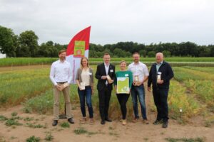 Unser Foto zeigt v. l. n. r.: Prof. Dr. Peter Breunig (HSWT, Projektleiter am Biomasse-Institut), Prof. Dr. Franziska Wespel (HSWT, Projektleiterin am Biomasse-Institut), Bezirkstagspräsident Peter Daniel Forster, Nicole Nefzger (Regionalbewegung Mittelfranken), Ulrich Lohmüller (LLA Triesdorf), Waldemar Hein (Kichererbsen Landwirt) © Julia Kamann