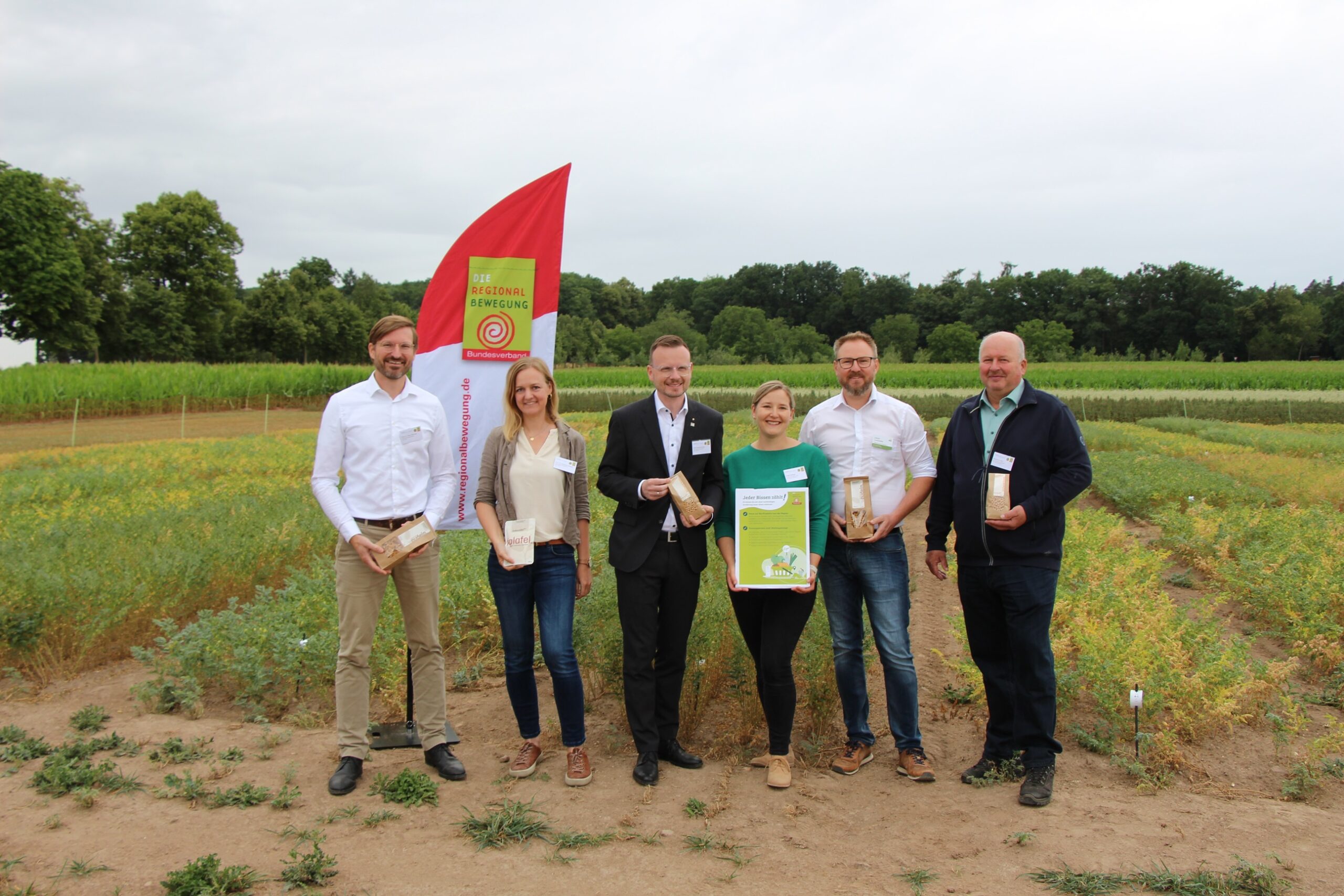 Unser Foto zeigt v. l. n. r.: Prof. Dr. Peter Breunig (HSWT, Projektleiter am Biomasse-Institut), Prof. Dr. Franziska Wespel (HSWT, Projektleiterin am Biomasse-Institut), Bezirkstagspräsident Peter Daniel Forster, Nicole Nefzger (Regionalbewegung Mittelfranken), Ulrich Lohmüller (LLA Triesdorf), Waldemar Hein (Kichererbsen Landwirt) © Julia Kamann