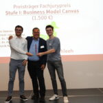 Unser Foto zeigt Emanuel Jacobowsky (links) und Lukas Sonner (rechts) vom Startup Feldschau mit Hannes Schleeh (mitte), Geschäftsführer des Existenzgründerzentrums Ingolstadt. © Monika John, Sparkasse Ingolstadt Eichstätt