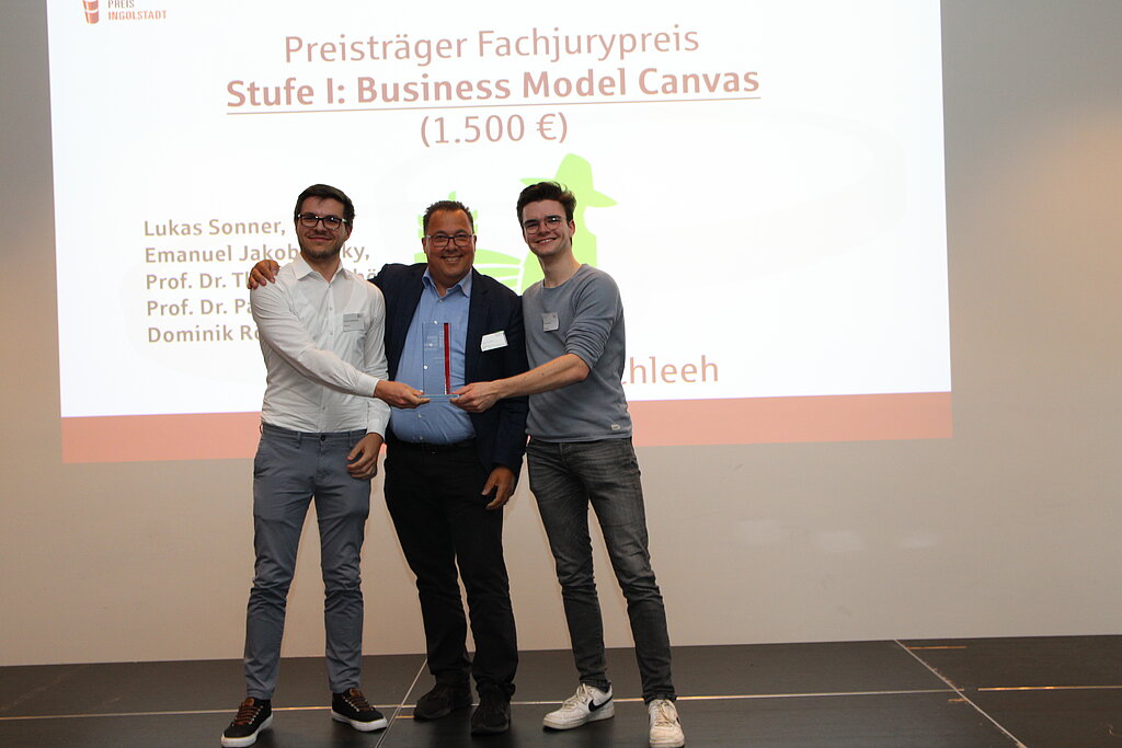 Unser Foto zeigt Emanuel Jacobowsky (links) und Lukas Sonner (rechts) vom Startup Feldschau mit Hannes Schleeh (mitte), Geschäftsführer des Existenzgründerzentrums Ingolstadt. © Monika John, Sparkasse Ingolstadt Eichstätt