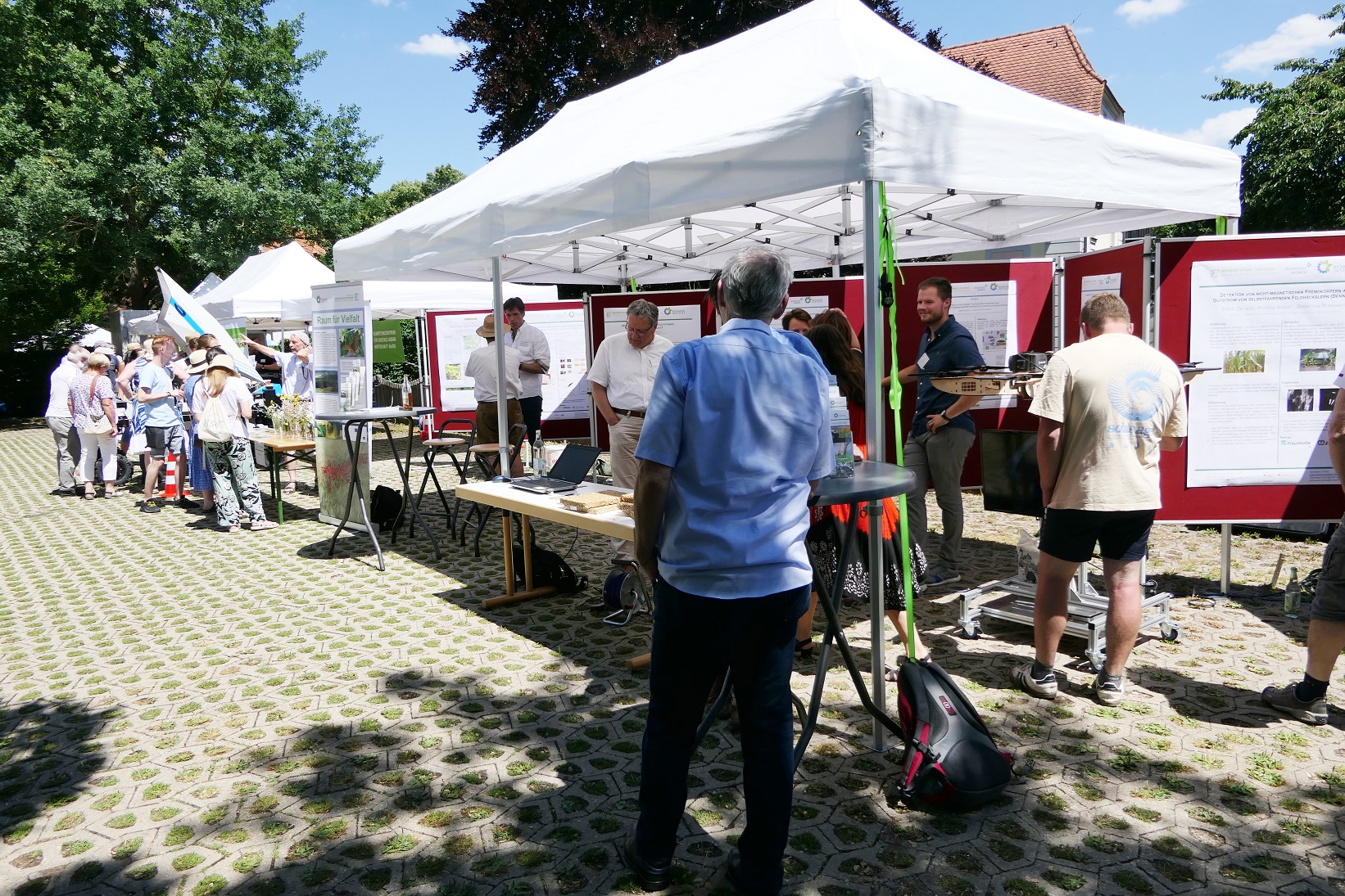 Unser Foto zeigt den Stand des BIT während des Besucher-Stroms.