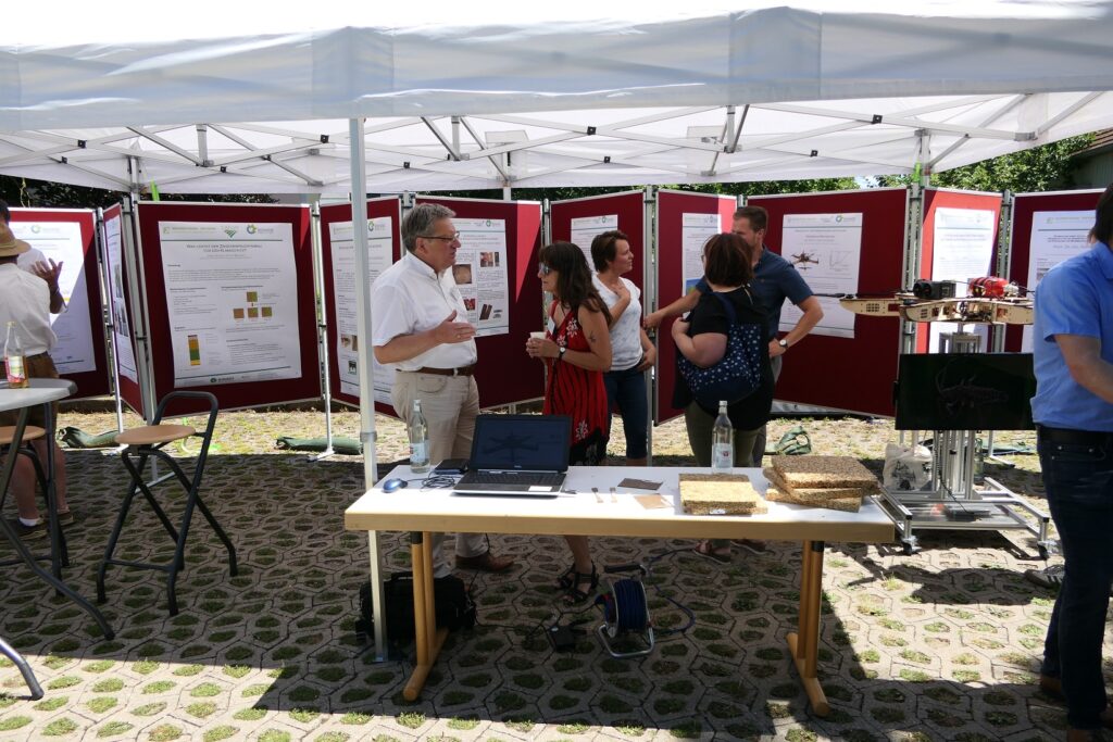 Unser Foto zeig: Interessante und informative Gespräche, Wissensaustauch und Ideenentwicklung für neue Projekte waren ein wichtiger und großer Bestandteil am Stand des BIT. Im Hintergrund ist die selbstentwickelte besondere Drohne vom BIT Ansbach zu sehen.