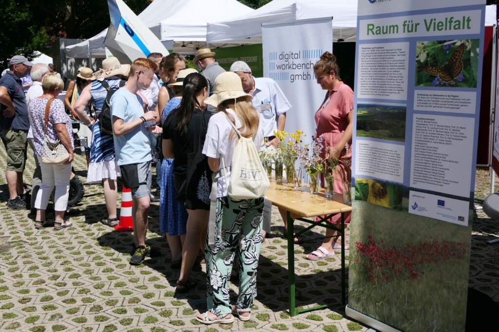 Unser Foto zeigt das Quiz zu den Themen Artenvielfalt, Biodiversität sowie Artenschutz fand großes Interesse bei den Besucherinnen und Besuchern. Erstellt und betreut wurde dies von der Projekt-Mitarbeiterin Isabel Möhrle.